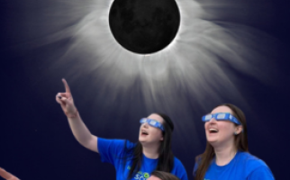 Des volontaires observent l'éclipse
