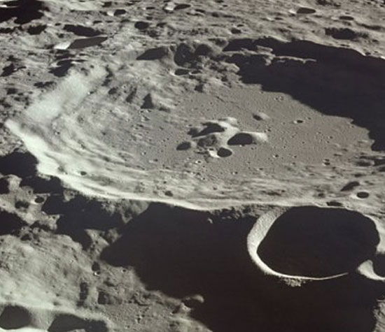 le cratère Daedalus sur la lune, photographié par l’équipage d’Apollo 11. (Source : NASA).