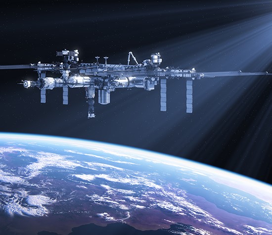 La Station spatiale internationale illuminée par les rayons du soleil