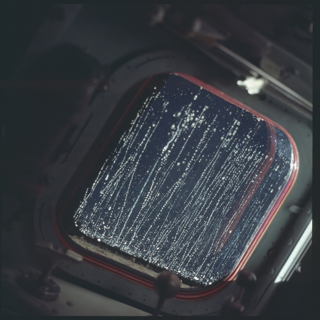 Condensation sur la fenêtre du module lunaire Apollo 12, novembre 1969 par NASA