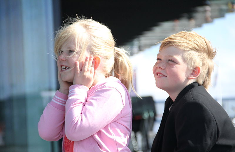 Enfants qui écoutent des bruits forts. Photo de Helgi Halldórsson via Wikimedia Commons