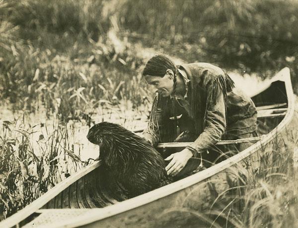 Un castor dans un canot avec Grey Owl, 1931
