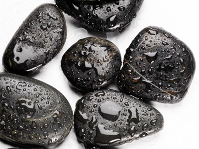 Quels sont les effets des pluies acides sur les roches?