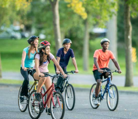 Un groupe d’adolescents à bicyclette