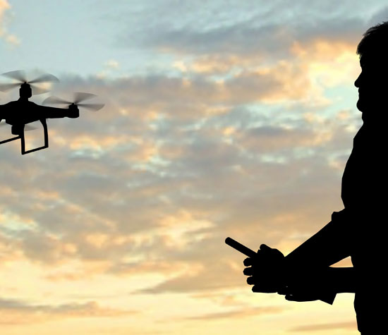 Un homme pilote un drone avec une télécommande. Image © Bestgreenscreen, iStockphoto.com