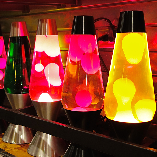 Une variété de lampes à lave