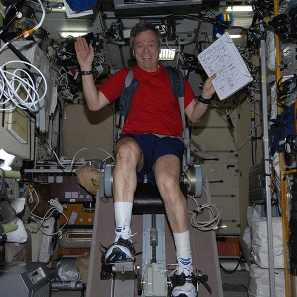 L'astronaute canadien retraité Robert Thirsk prend plaisir à pédaler à bord de la SSI