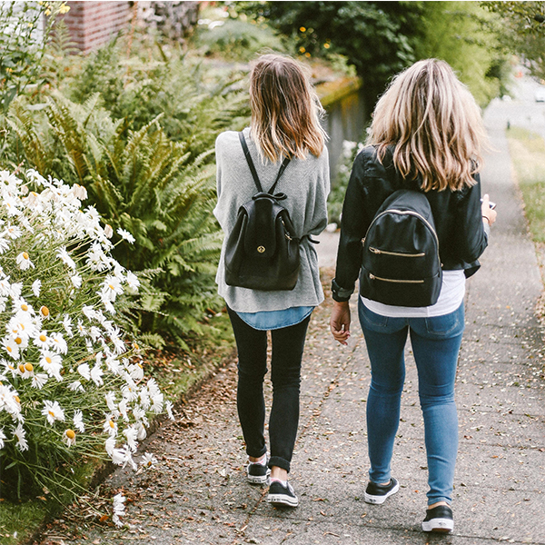Deux filles marchant sur le trottoir