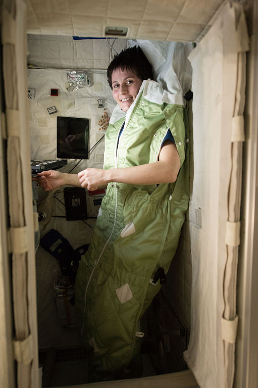 L’astronaute Samantha Cristoforetti, de l’Agence spatiale européenne, photographiée à l’intérieur d’un sac de couchage dans son espace personnel à bord de la Station spatiale internationale 