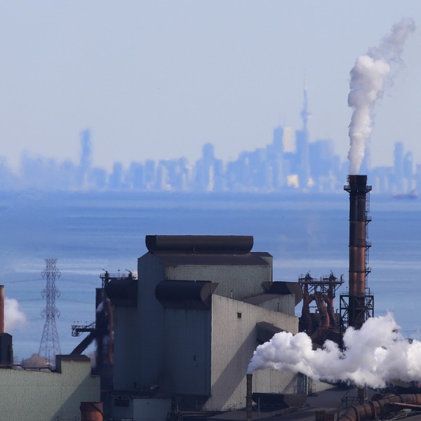 La zone industrielle de Hamilton, en Ontario, avec la silhouette de Toronto à l’arrière-plan
