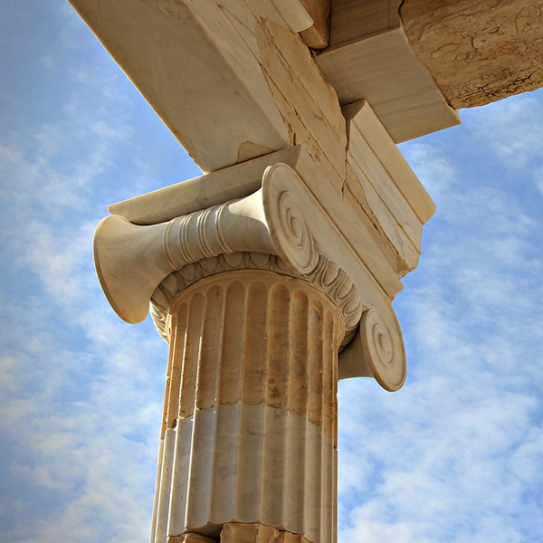 Ci-dessus: Colonne soutenant le toit du Parthénon en Grèce