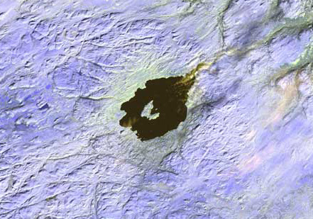 Satellite view of the Mistastin Crater in Labrador/Vue satellite du cratère de Mistastin, au Labrador