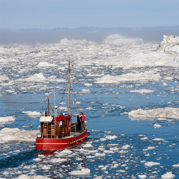 Navire dans les eaux arctiques