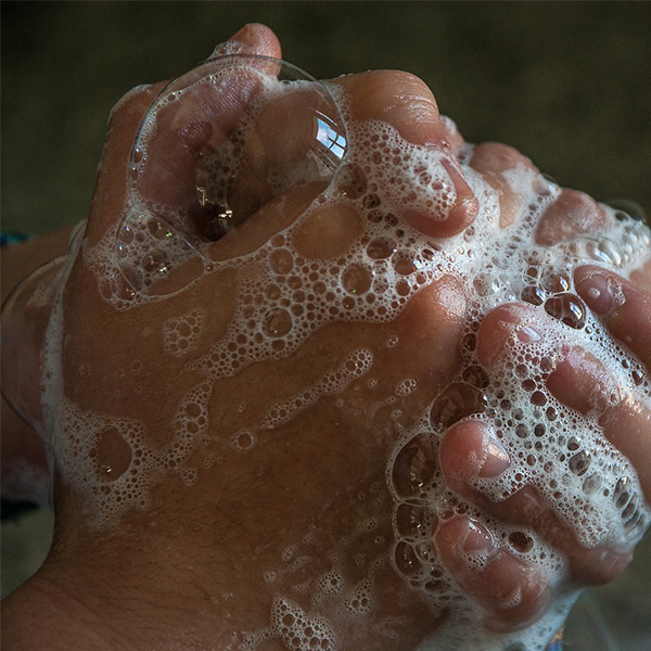 Une personne se lave les mains avec du savon