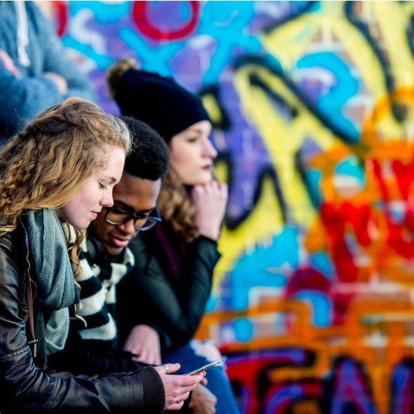 Adolescents près d'un mur de graffitis
