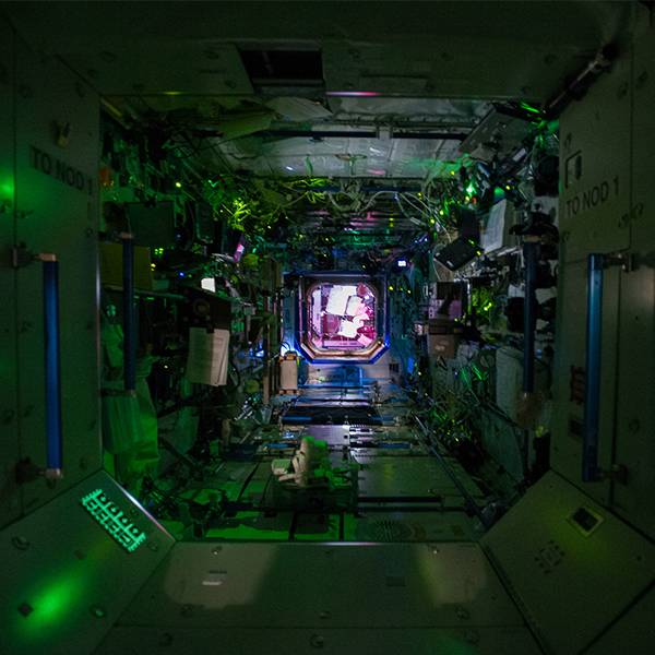 Éclairage dans le module de laboratoire Destiny à bord de la Station spatiale internationale pendant le sommeil des astronautes