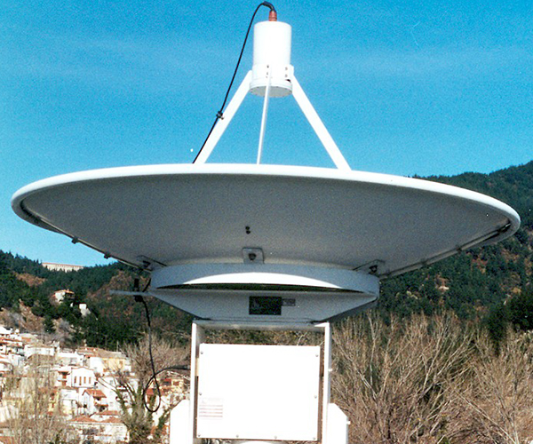 Antenne parabolique pour un satellite météorologique