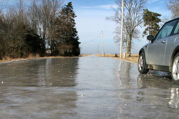Icy road/Route entièrement verglacée