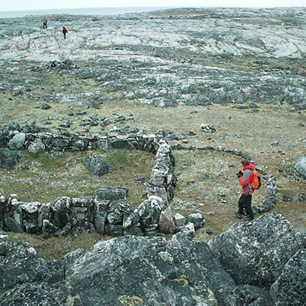 Fondations de pierre d’une longue maison sur l’île Pamiok, dans la baie d’Ungava