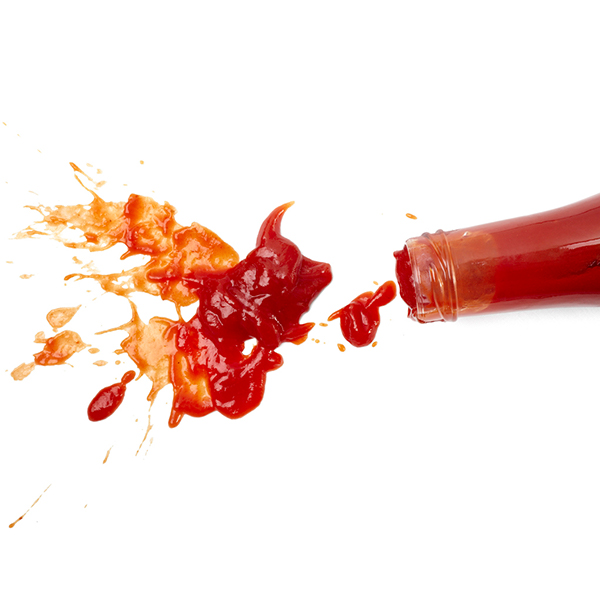Bouteille de ketchup et ketchup renversé
