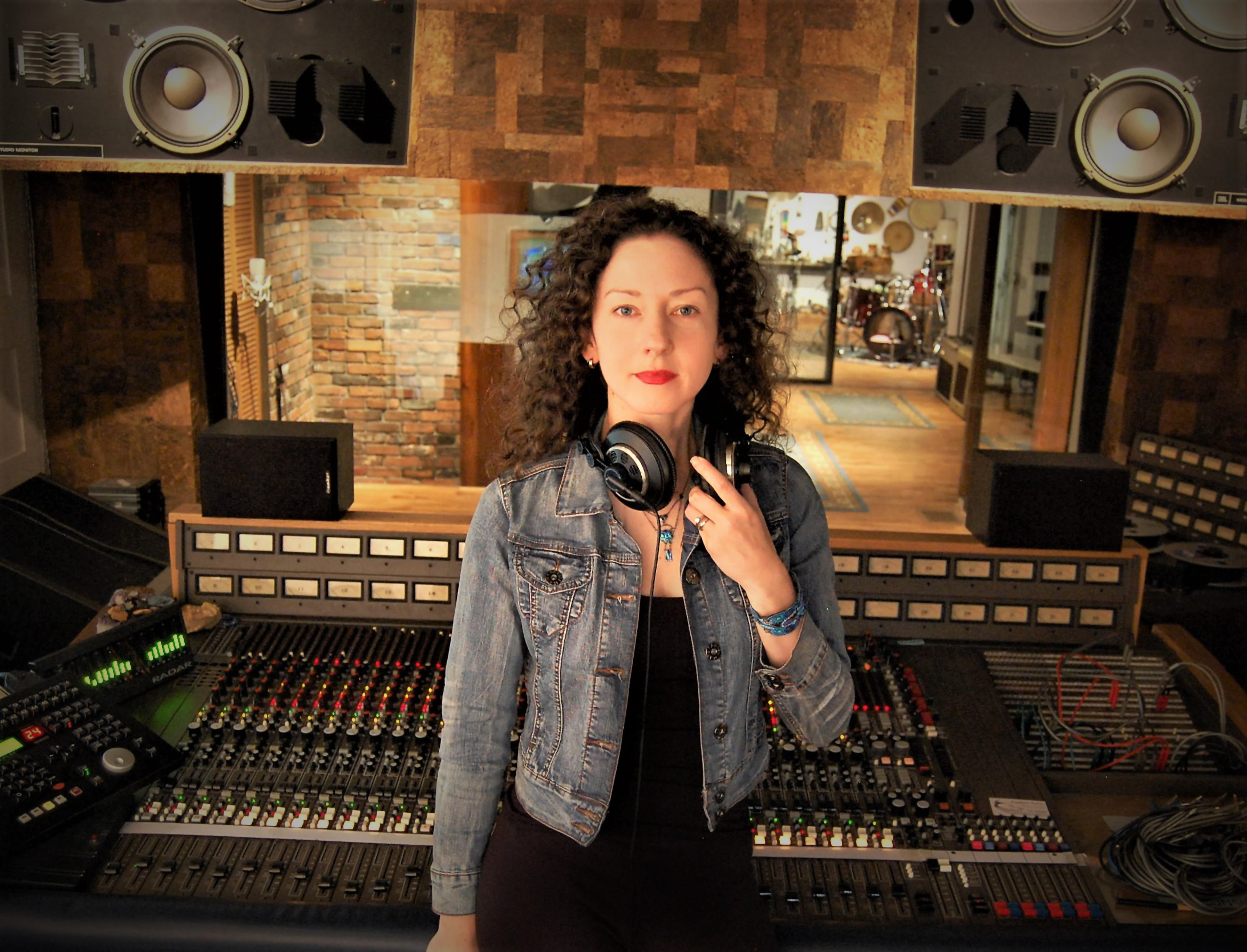 Amy King dans un studio d'enregistrement