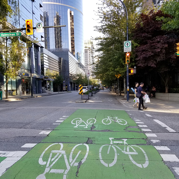 Voie cyclable au centre-ville de Vancouver, en Colombie-Britannique 