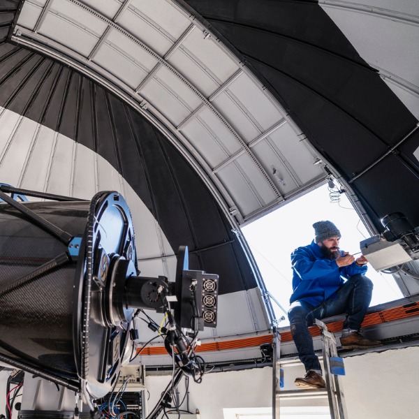 Technicien dans un observatoire astronomique