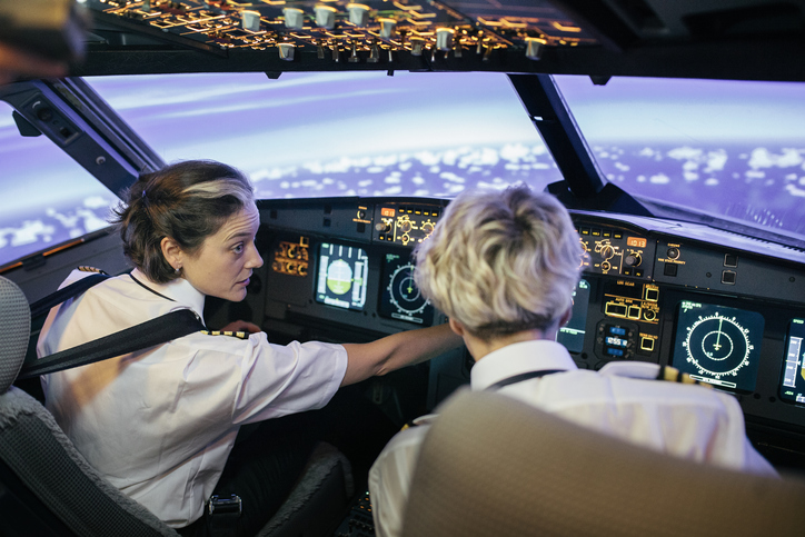 Instructeur de vol enseignant les cadrans dans le cockpit d’un avion