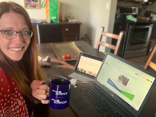 Une enseignante visionnaire se prépare à donner une formation en ligne en sirotant un bon café.