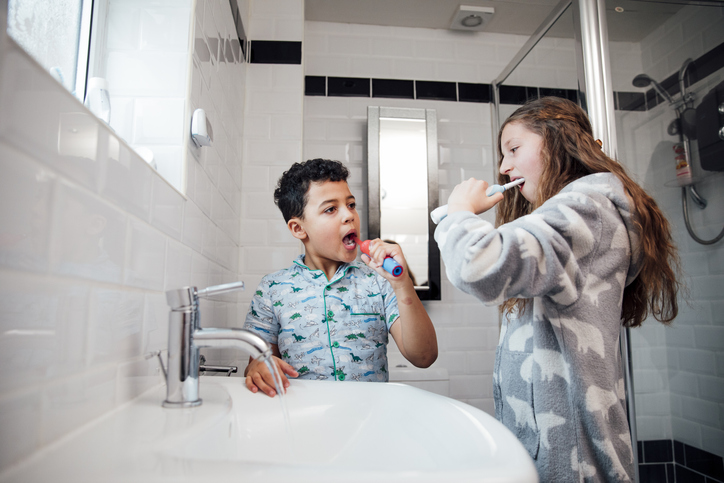 Un frère et une sœur se lavent les dents
