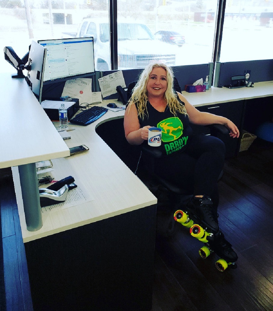 Tara Boyd au bureau en patins à roulettes.
