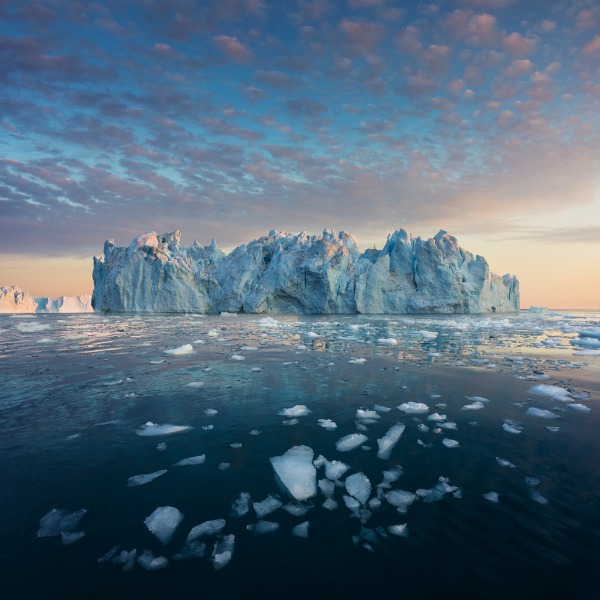 Iceberg sous le soleil de minuit au Groenland