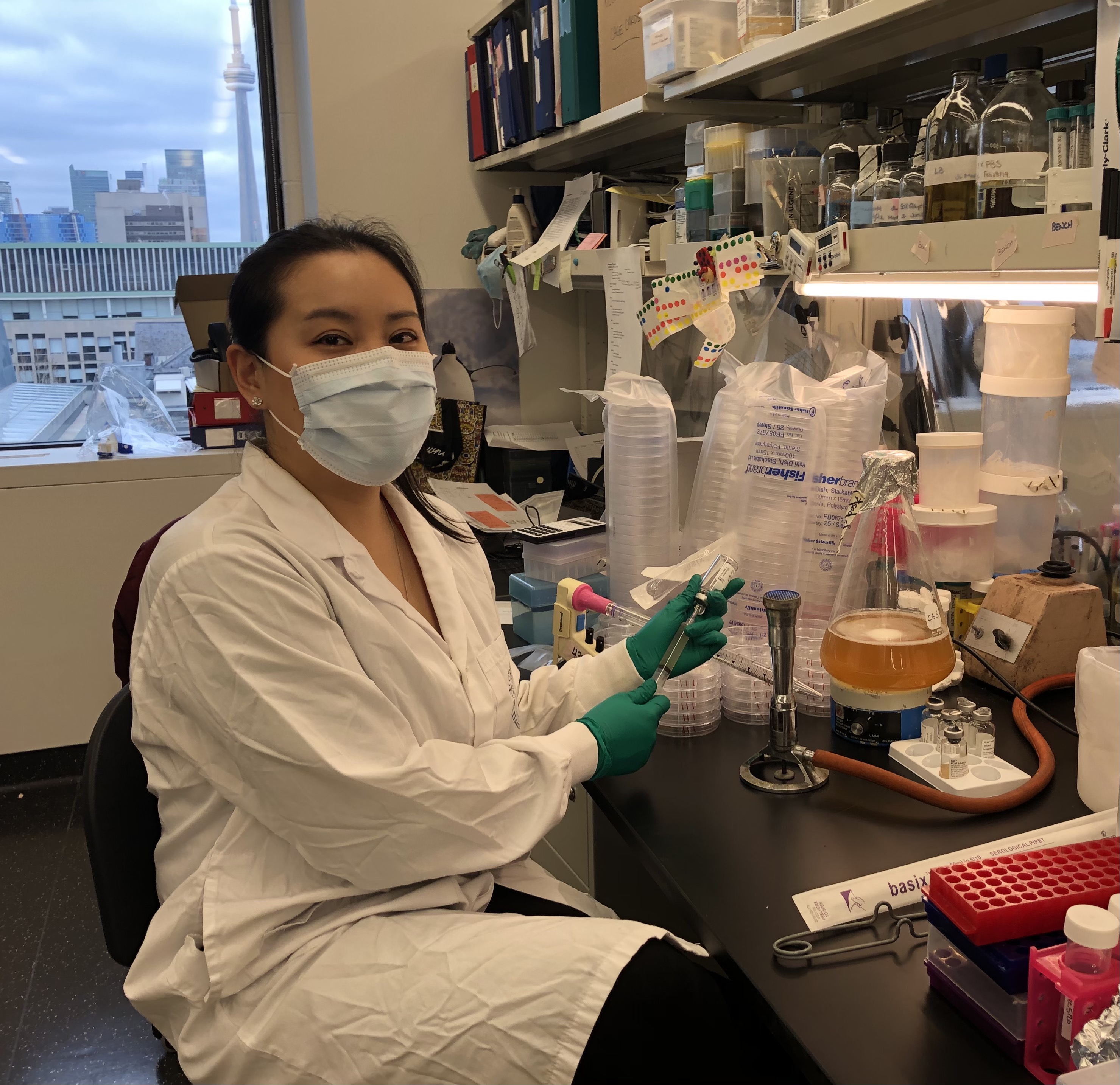 Jessica Lam au travail dans son laboratoire