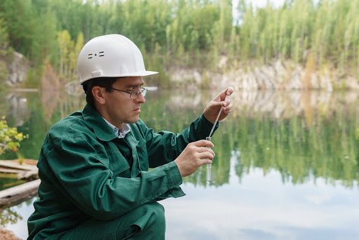 Hydrologue prélevant des échantillons d'eau dans le réservoir d’une mine.