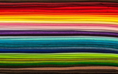Vêtements colorés empilés en une pile