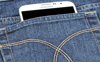 Téléphone portable dépassant de la poche d'un jean 