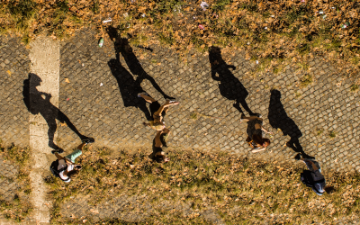 Des enfants marchant avec leurs ombres