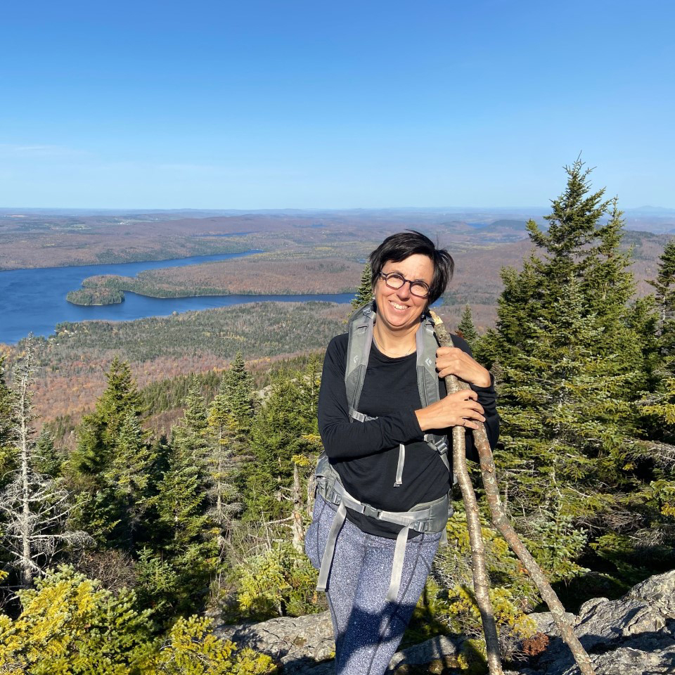 Elaine Robichaud en randonnée avec vue sur le lac depuis le sommet d'une montagne