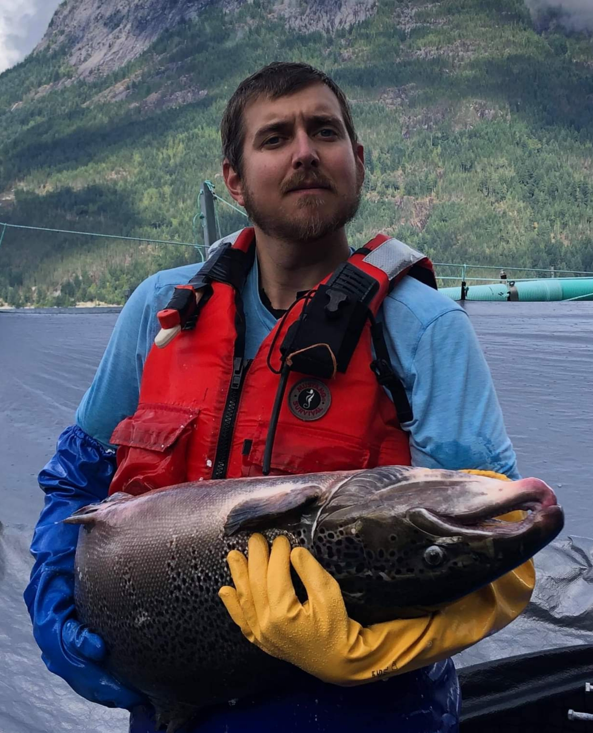 Jordan Frizzley tenant un gros saumon