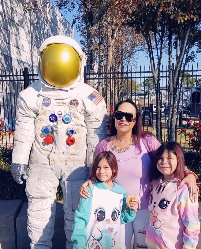 Dawn Pratt avec ses filles au Centre spatial de Houston 