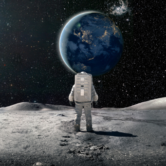 Astronaute sur la lune qui regarde la terre
