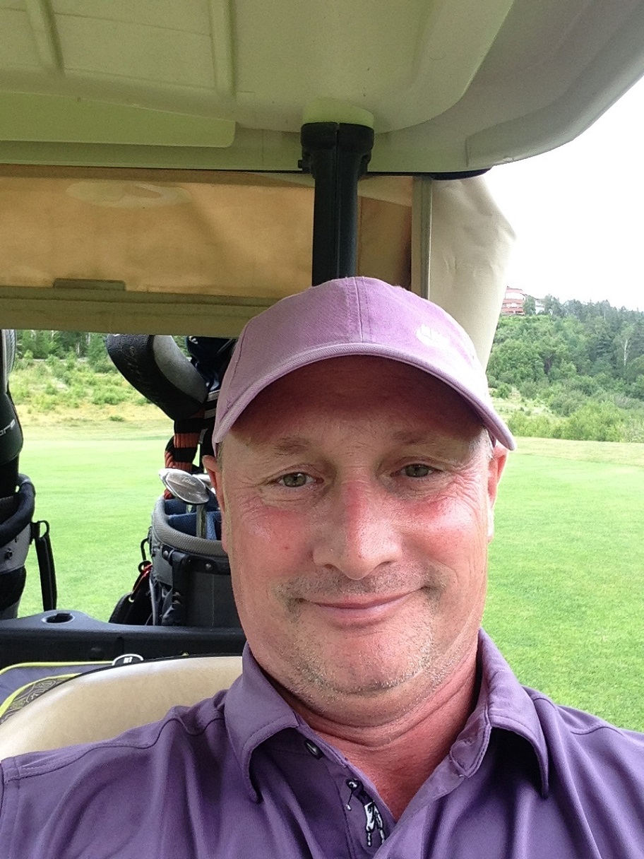 Eddie O'Keefe dans un cart de golf