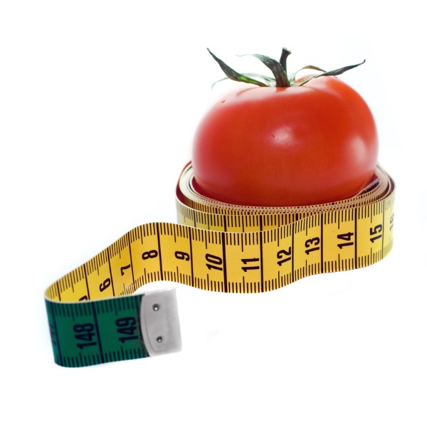 Ruban à mesurer enroulé autour d’une tomate