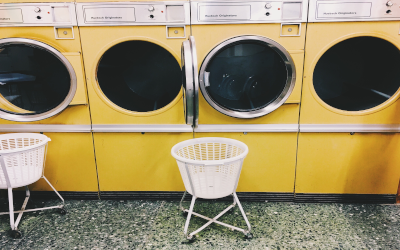 Machines à laver jaunes côte à côte