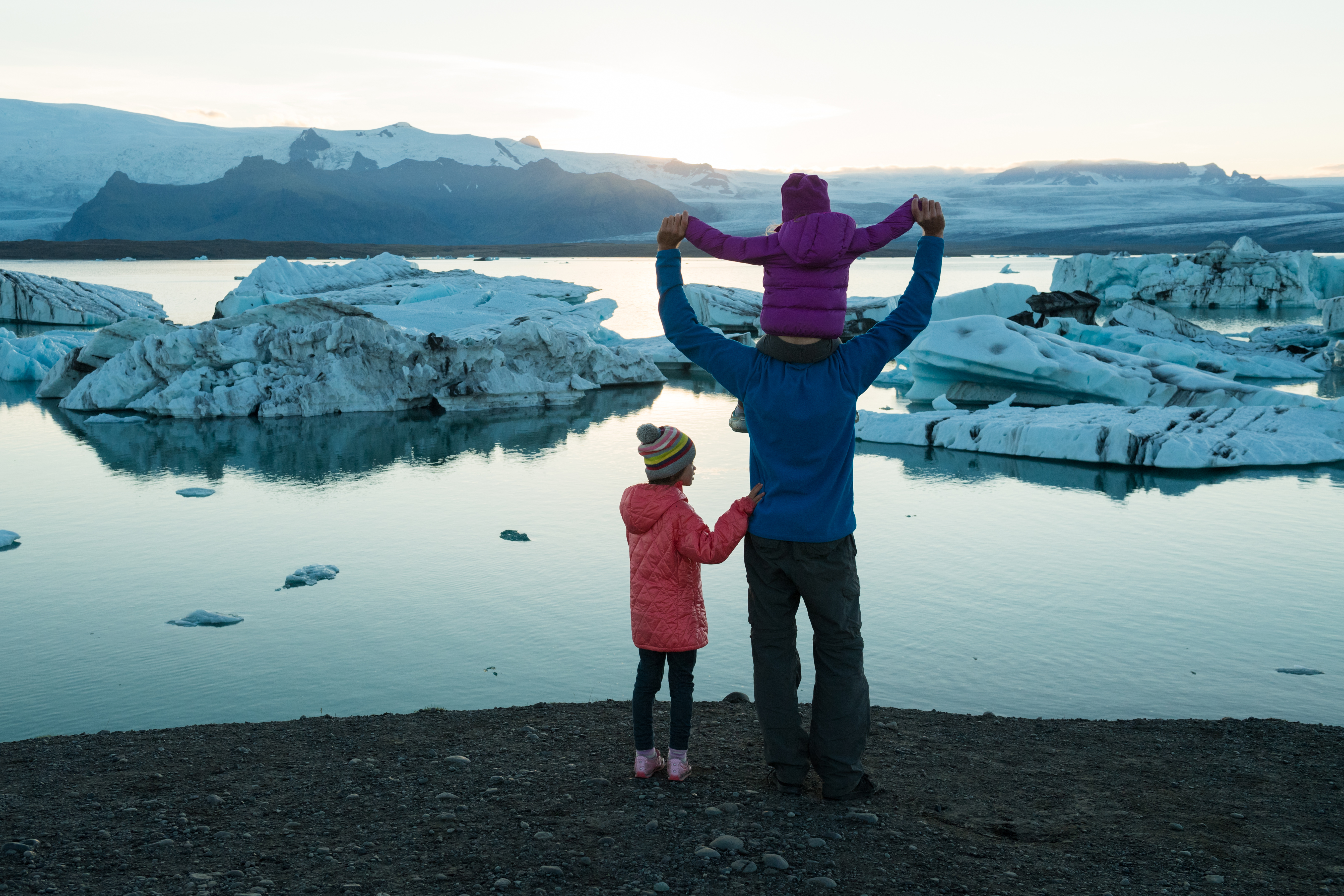 Une famille devant un glacier