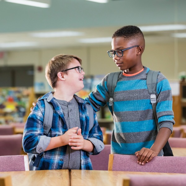 Deux garçons dans la bibliothèque de l'école