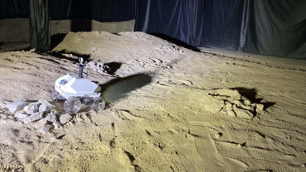 Un prototype de rover lunaire dans des conditions comparables à celles de l'espace.
