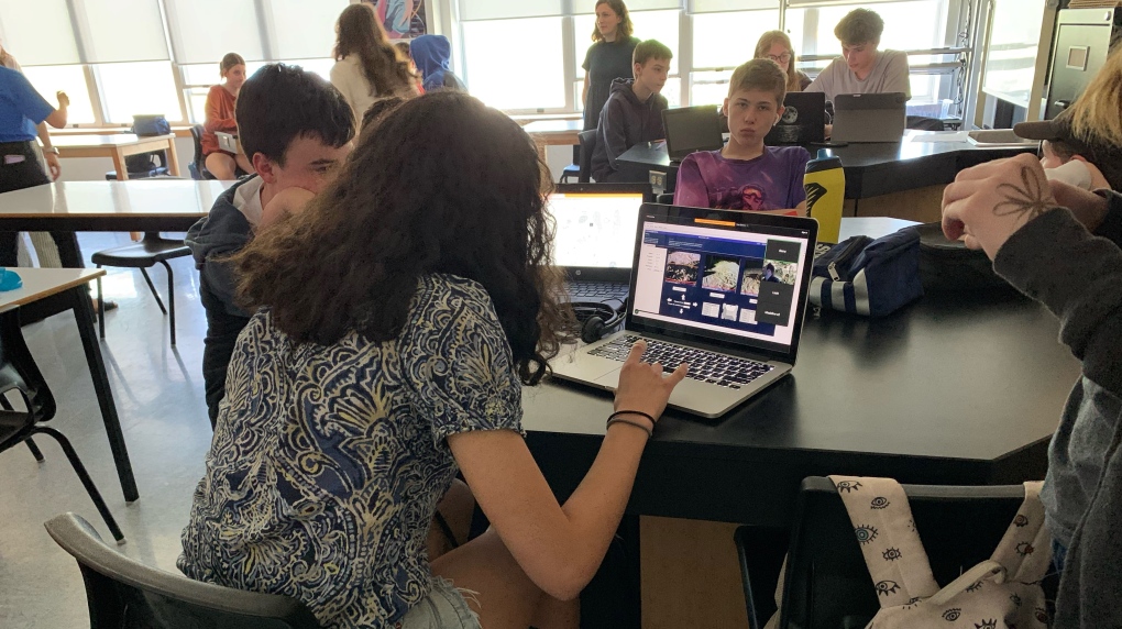 Des élèves autour d'une table regardent leurs ordinateurs, impatients de voir le rover lunaire