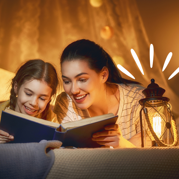 Un parent et son enfant qui lisent un livre