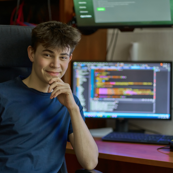 Jeune devant un code sur un écran d'ordinateur